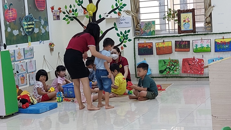 Nhiều trường bất ngờ thông báo học sinh đi học trở lại, phụ huynh lúng túng